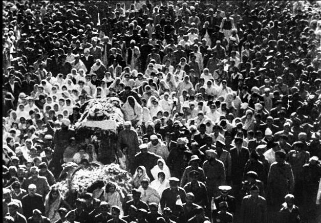 People in throngs accompanied Gandhiji on his last journey in this world